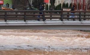 Porastao vodostaj Miljacke, pogledajte fotografije nabujale rijeke 